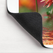Dahlia-Blume über dem Wasser Mousepad (Ecke)