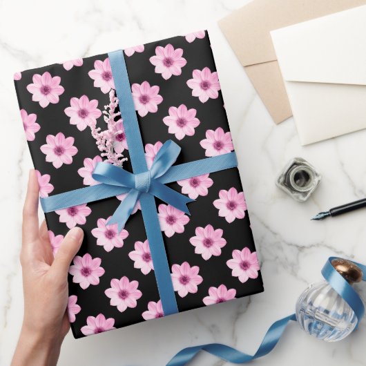 Dahlia Muster - Rosa auf Schwarz Geschenkpapier (Schenken)