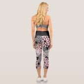 Dahlia-Rosa-Muster Capri Leggings (Rückseite)