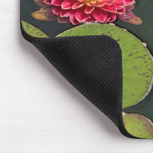 Dahlie in einem Teich Mousepad (Ecke)