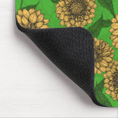 Dahlien in Gelb und Grün Mousepad (Ecke)