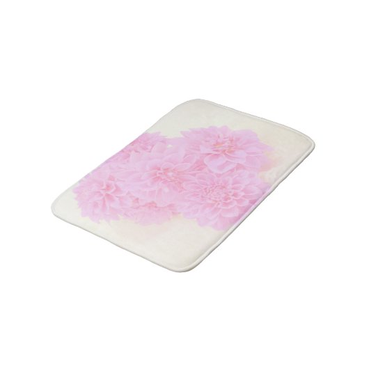 Dahlien in weichrosa badematte (Schrägansicht)