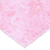 Dahlien in weichrosa tischdecke (Schrägansicht)