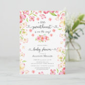 Dainty Pink Floral Sweetheart Baby Dusche Einladung (Stehend Vorderseite)