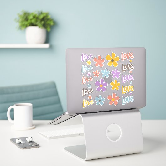 Daisies and Love Sticker Sheet (Laptop auf Schreibtisch)