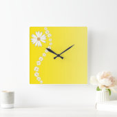 Daisies auf der Uhr der gelben Mauer (Zuhause)