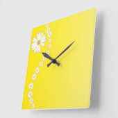 Daisies auf der Uhr der gelben Mauer (Winkel)