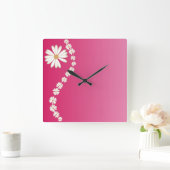 Daisies auf der Uhr der Pink Square Wall (Zuhause)