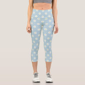 Daisies Illustratives Muster auf blass blau Capri Leggings (Vorderseite)