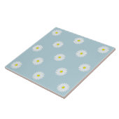 Daisies Illustratives Muster auf blass blau Fliese (Seite)