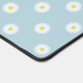 Daisies Illustratives Muster auf blass blau Schreibtischunterlage (Ecke)