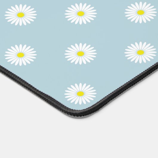 Daisies Illustratives Muster auf blass blau Schreibtischunterlage (Ecke)