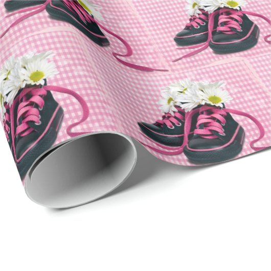 Daisies in Sneakers auf Gingham Geschenkpapier (Rolleneckpunkt)
