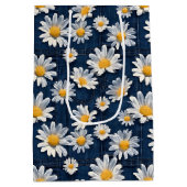 Daisies on Blue Denim Birthday  Mittlere Geschenktüte (Rückseite)