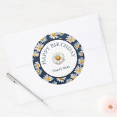 Daisies on Blue Denim Birthday  Runder Aufkleber (Umschlag)