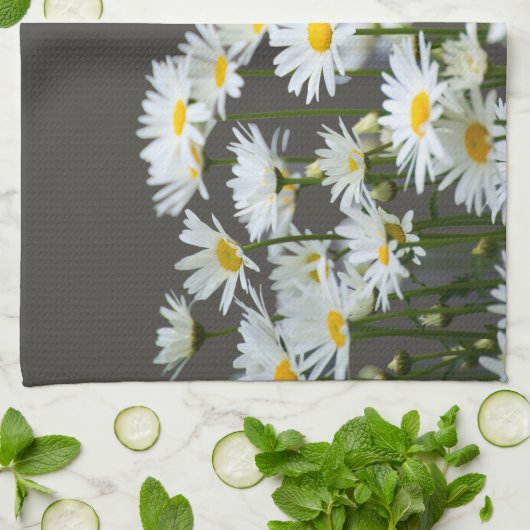 Daisies on Gray Geschirrtuch (Gefaltet)