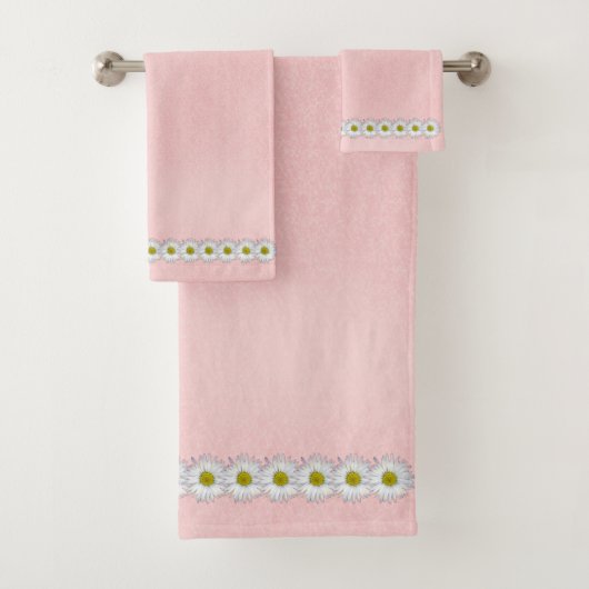 Daisies on pastel pink badhandtuch set (Insitu)