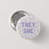 Daisies Sie/She Pronouns in Lila Button (Vorne & Hinten)