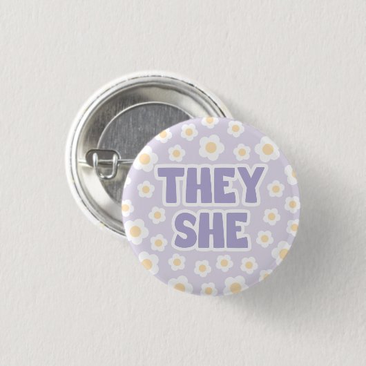 Daisies Sie/She Pronouns in Lila Button (Vorne & Hinten)