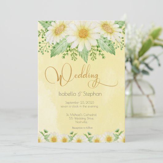 Daisies White Yellow Floral Script Wedding Einladung (Stehend Vorderseite)