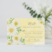 Daisies White Yellow Floral Script Wedding RSVP Karte (Stehend Vorderseite)