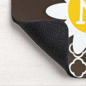 Daisy auf Bistre Brown Quatrefoil Mousepad (Ecke)