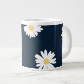 Daisy auf blauem Muster Jumbo-Tasse (Vorderseite Rechts)