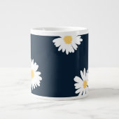 Daisy auf blauem Muster Jumbo-Tasse (Vorderseite)