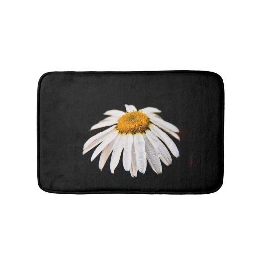 Daisy auf schwarzem Hintergrund Badematte (Vorderseite)