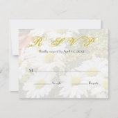 Daisy Background Yellow Script Wedding RSVP Karte (Vorderseite)