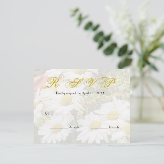 Daisy Background Yellow Script Wedding RSVP Karte (Stehend Vorderseite)