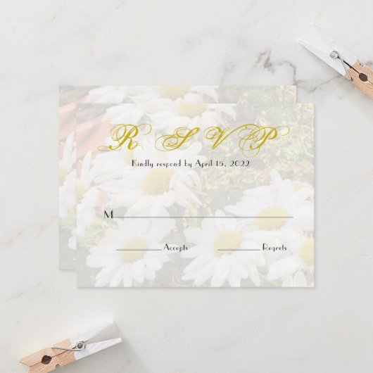 Daisy Background Yellow Script Wedding RSVP Karte (Vorderseite/Rückseite Beispiel)