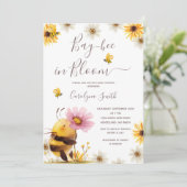 Daisy Blume Bay Bee in Bloom Baby Shower Einladung (Stehend Vorderseite)