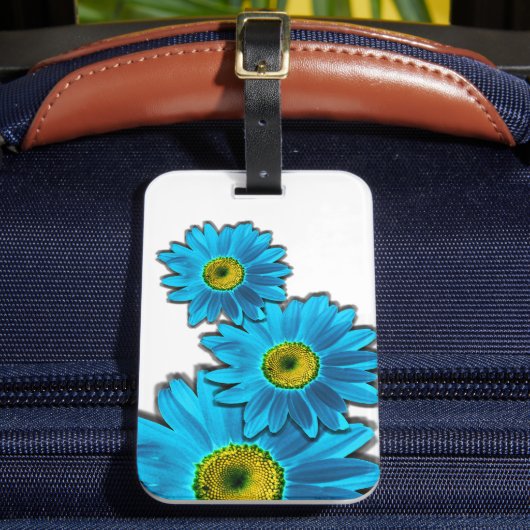 Daisy Blume mit Blue Petals Gepäckanhänger (Vorderseite Insitu 2)