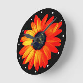 Daisy-Blume mit Orangenblättern mit Punkten Runde Wanduhr (Winkel)