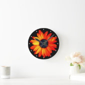 Daisy-Blume mit Orangenblättern mit Punkten Runde Wanduhr (Zuhause)
