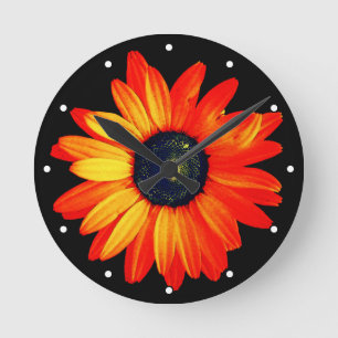 Daisy-Blume mit Orangenblättern mit Punkten Runde Wanduhr