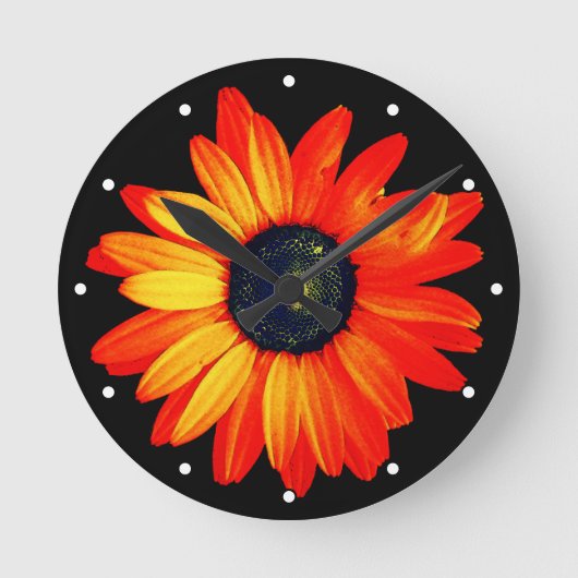 Daisy-Blume mit Orangenblättern mit Punkten Runde Wanduhr (Vorderseite)