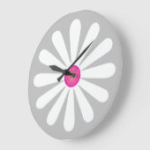 Daisy Blume Uhr auf weichem grauem Hintergrund (Winkel)