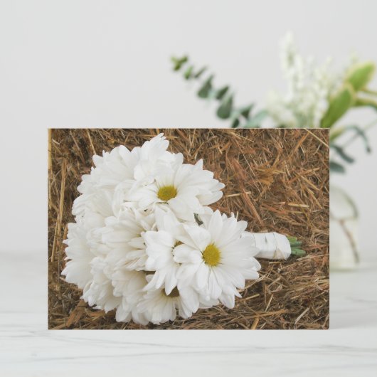 Daisy Bouquet & Hay - Country / Barn Wedding Einladung (Stehend Vorderseite)