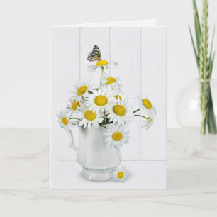Daisy Bouquet mit Schmetterling auf weiß gekalktem Karte