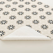 Daisy Delight Monochrome Blossom Sherpadecke (3/4)
