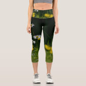 Daisy Dream: Schöne Blumenlandschaft Capri Leggings (Vorderseite)