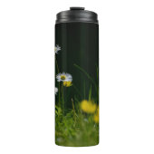 Daisy Dream: Schöne Blumenlandschaft Thermosbecher (Vorderseite)