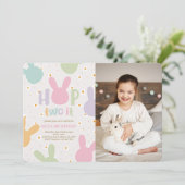 Daisy Floral Bunny 2. Geburtstag Einladung (Stehend Vorderseite)