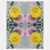 Daisy Glow - Pink Yellow Floral Pattern Fleecedecke (Vorderseite)