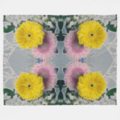 Daisy Glow - Pink Yellow Floral Pattern Fleecedecke (Vorderseite (Horizontal))