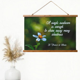 Daisy in Shadows St. Francis von Assisi Quote Wandteppich Mit Holzrahmen