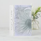 Daisy Makro in lila Farbe mit abgerissenem Papier Einladung (Stehend Vorderseite)