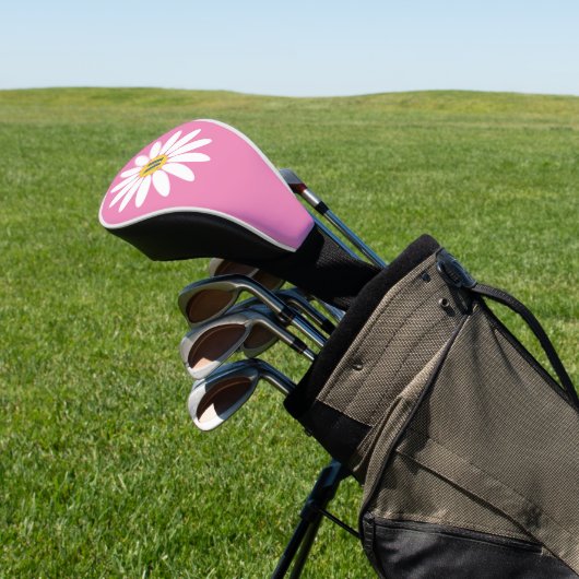 Daisy mit Monogram Golf Headcover (In SItu)
